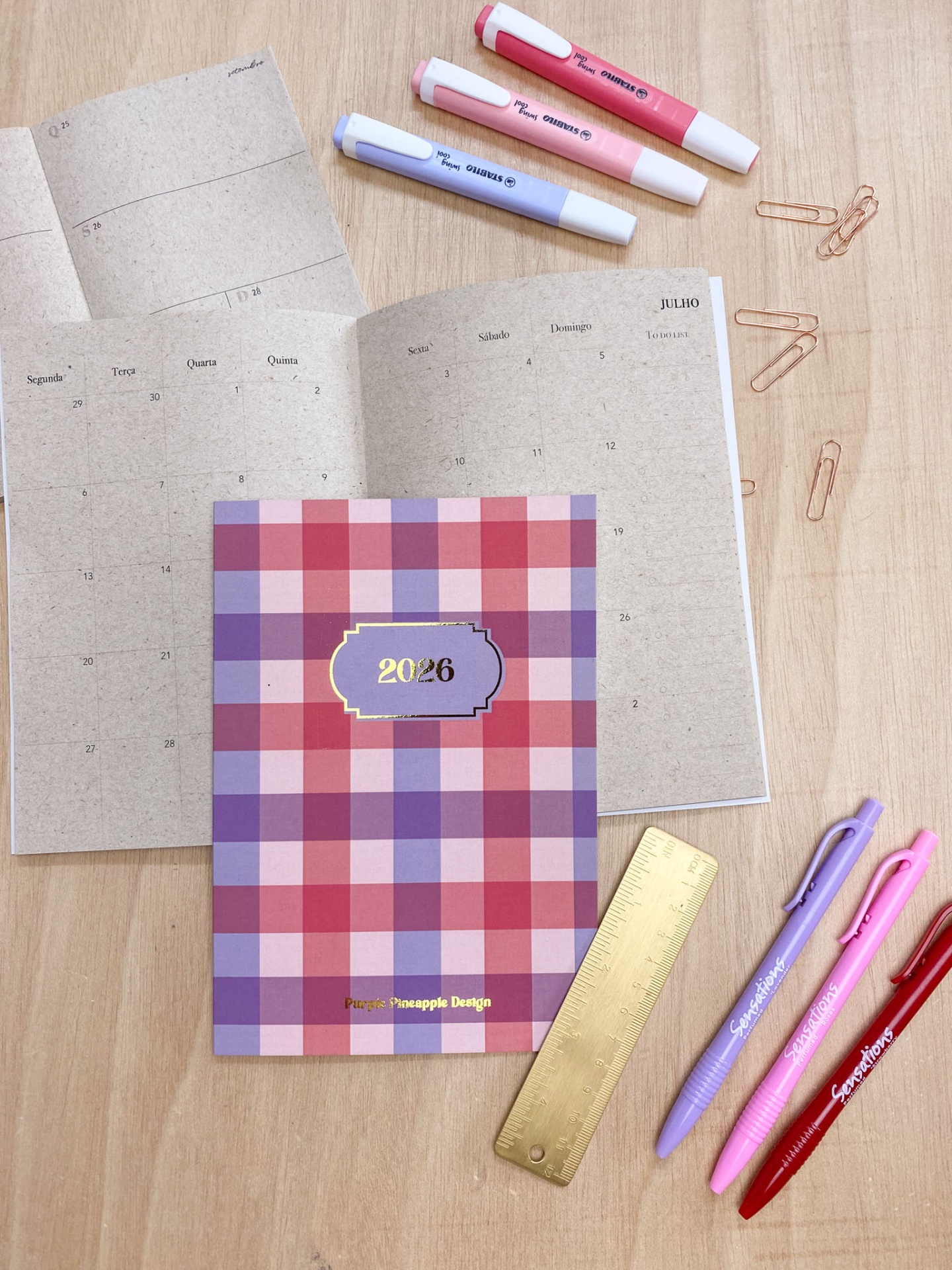 Agenda 2026 xadrez com canetas coloridas, marcadores e régua dourada