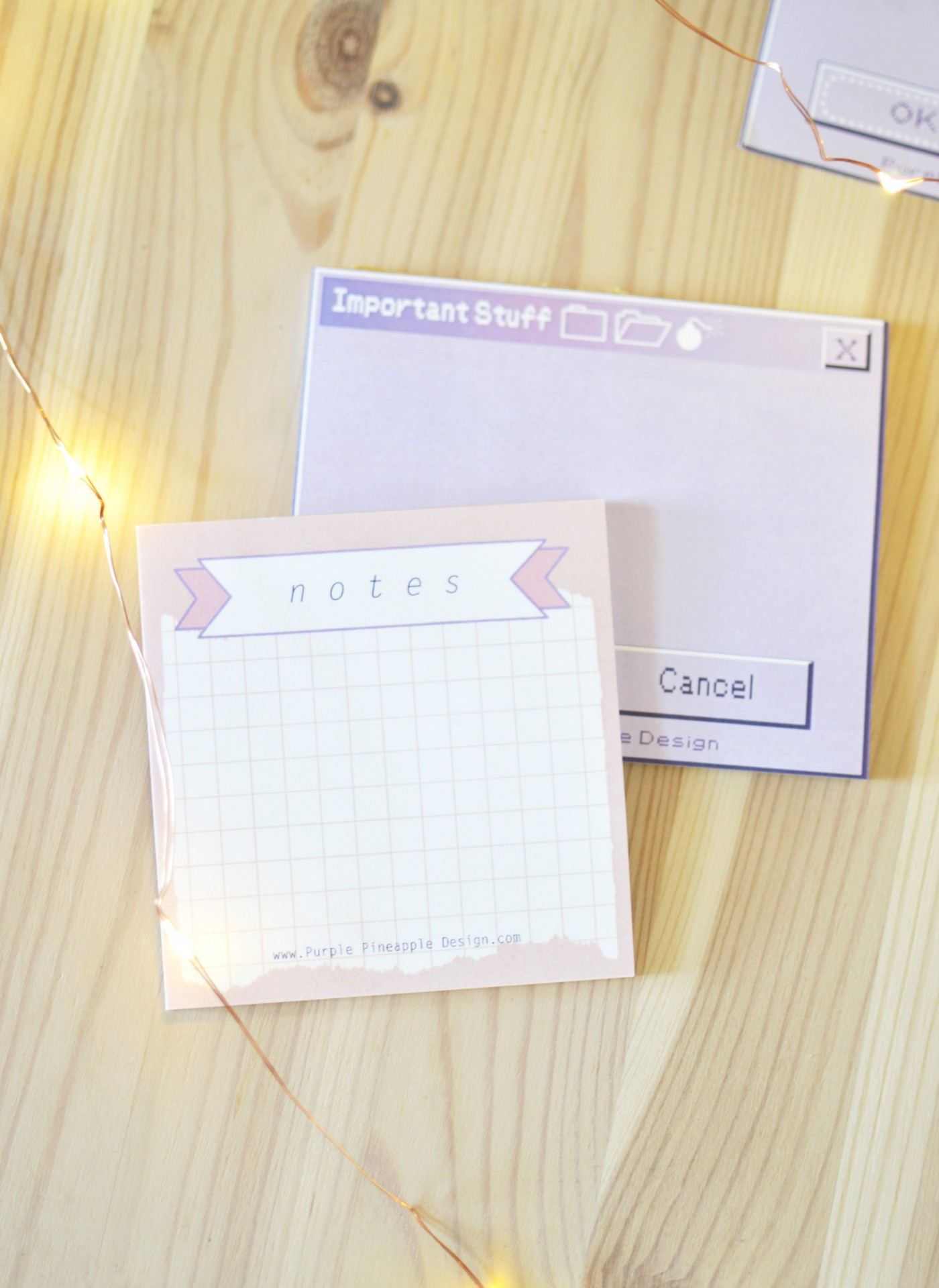 Notas autocolantes com design de janelas de computador sobre mesa de madeira