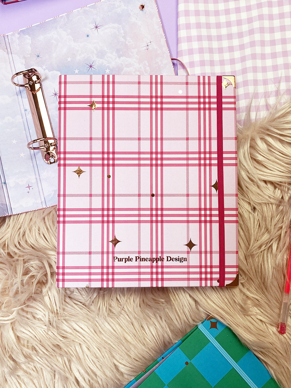 Caderno rosa e vermelho xadrez com elástico e texto Purple Pineapple Design