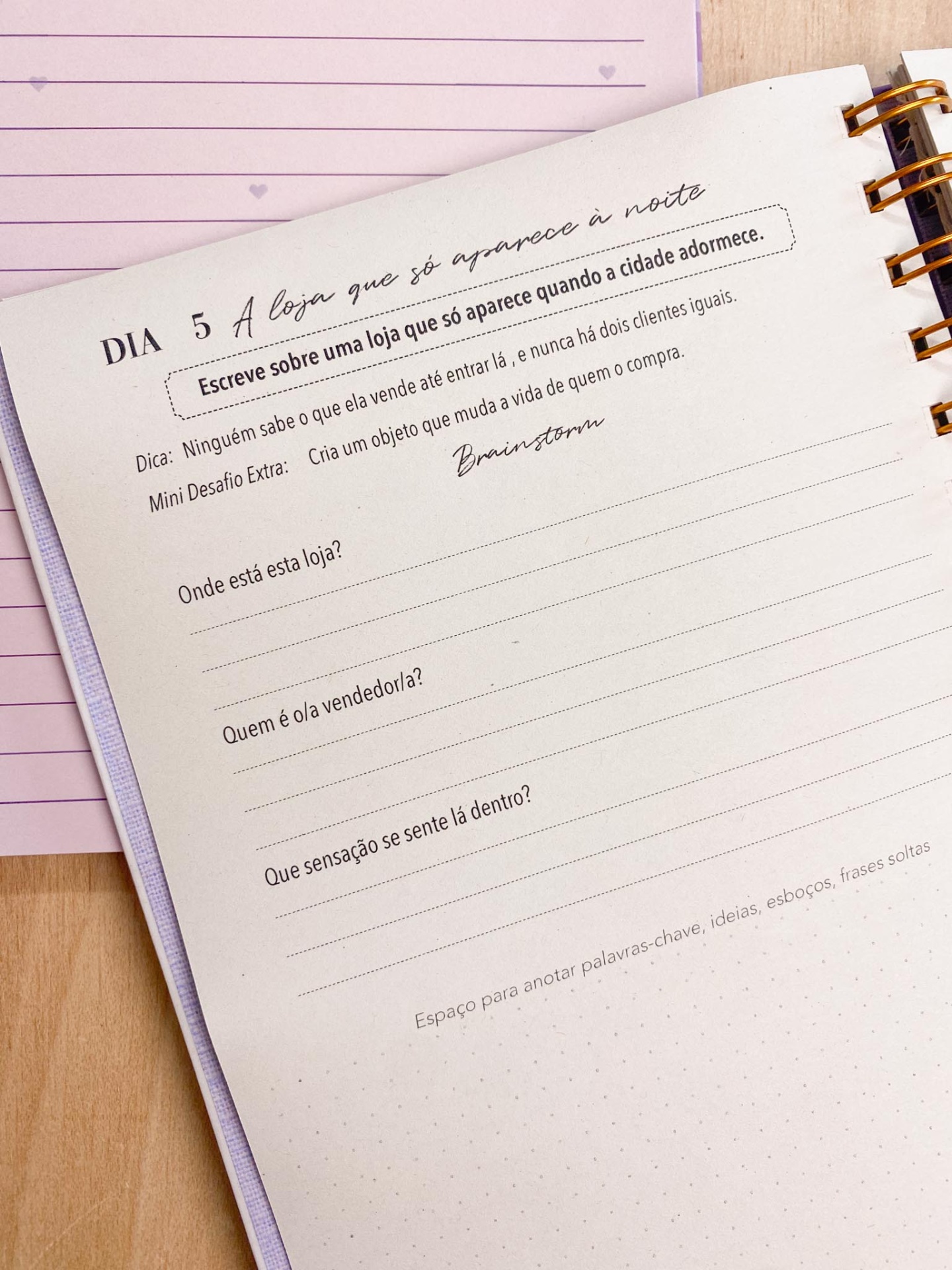 Página de caderno com texto e perguntas sobre 'A loja que só aparece à noite' em português