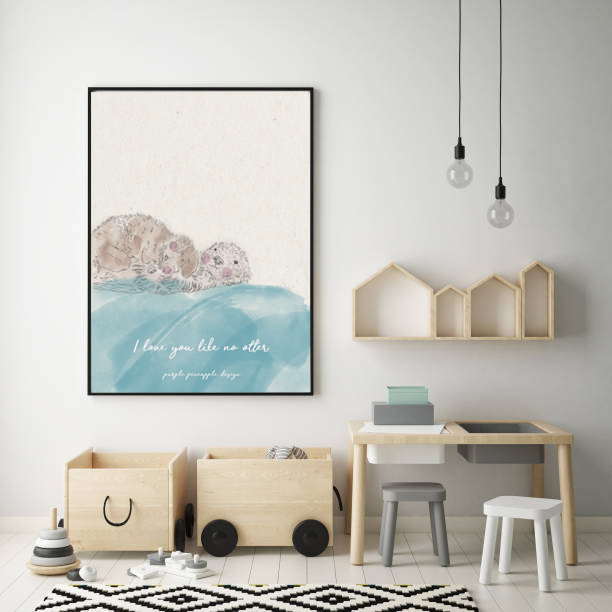 Quarto infantil com decoração em madeira clara, quadro com lontras e texto, e tapete geométrico preto e branco