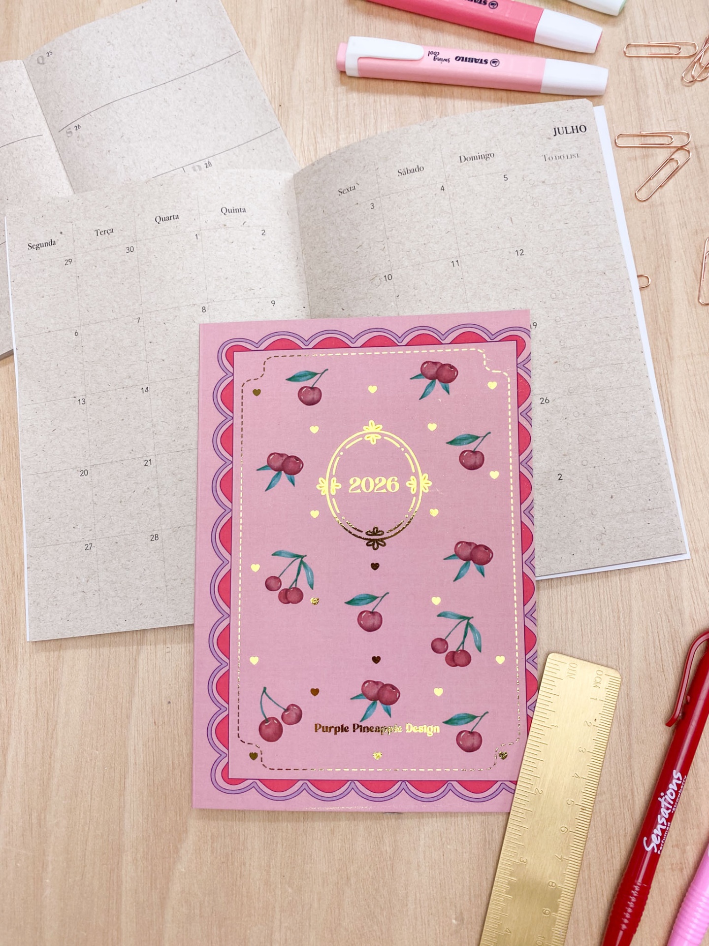 Agenda 2026 com capa rosa decorada com cerejas
