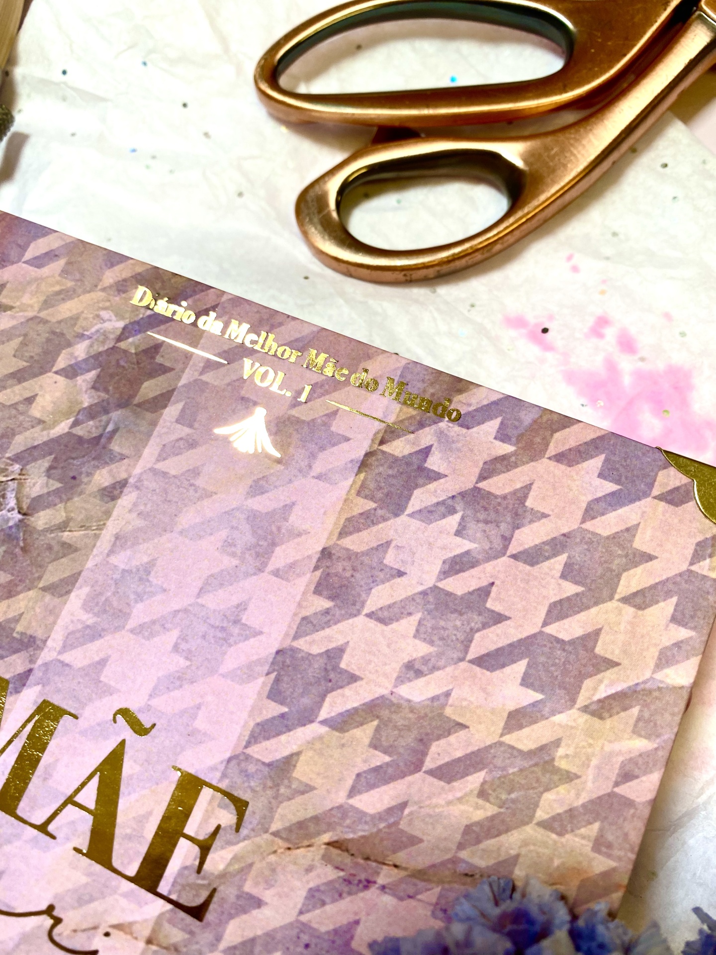 Livro Diário da Melhor Mãe do Mundo VOL. 1 em padrão lilás com tesouras douradas