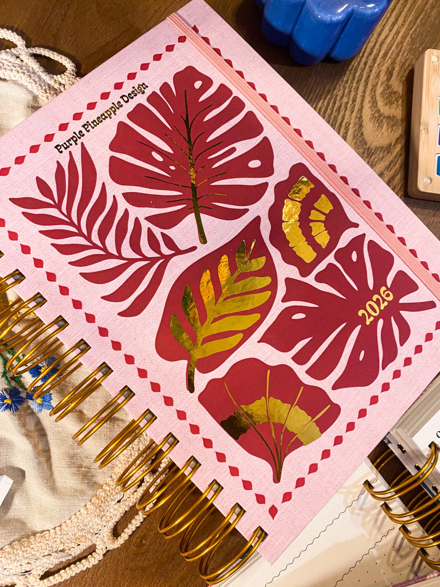 Agenda rosa com ilustrações de folhas e ano 2026