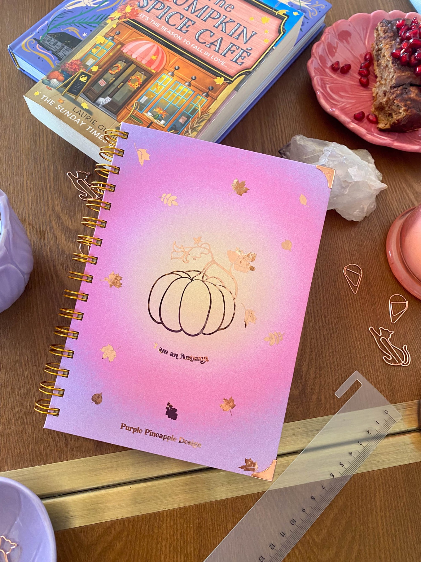 Caderno espiral com capa rosa e laranja e abóbora desenhada