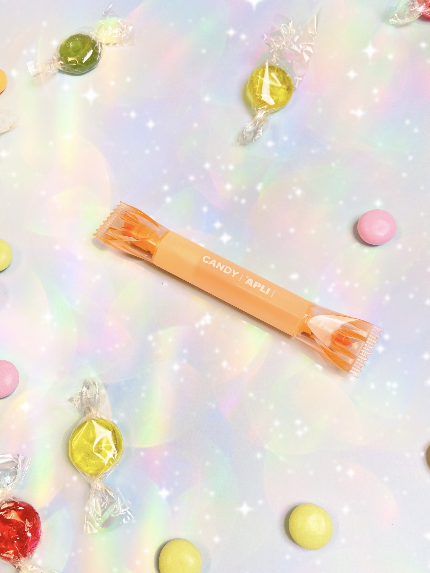 Rebuçados coloridos embalados individualmente sobre fundo claro brilhante