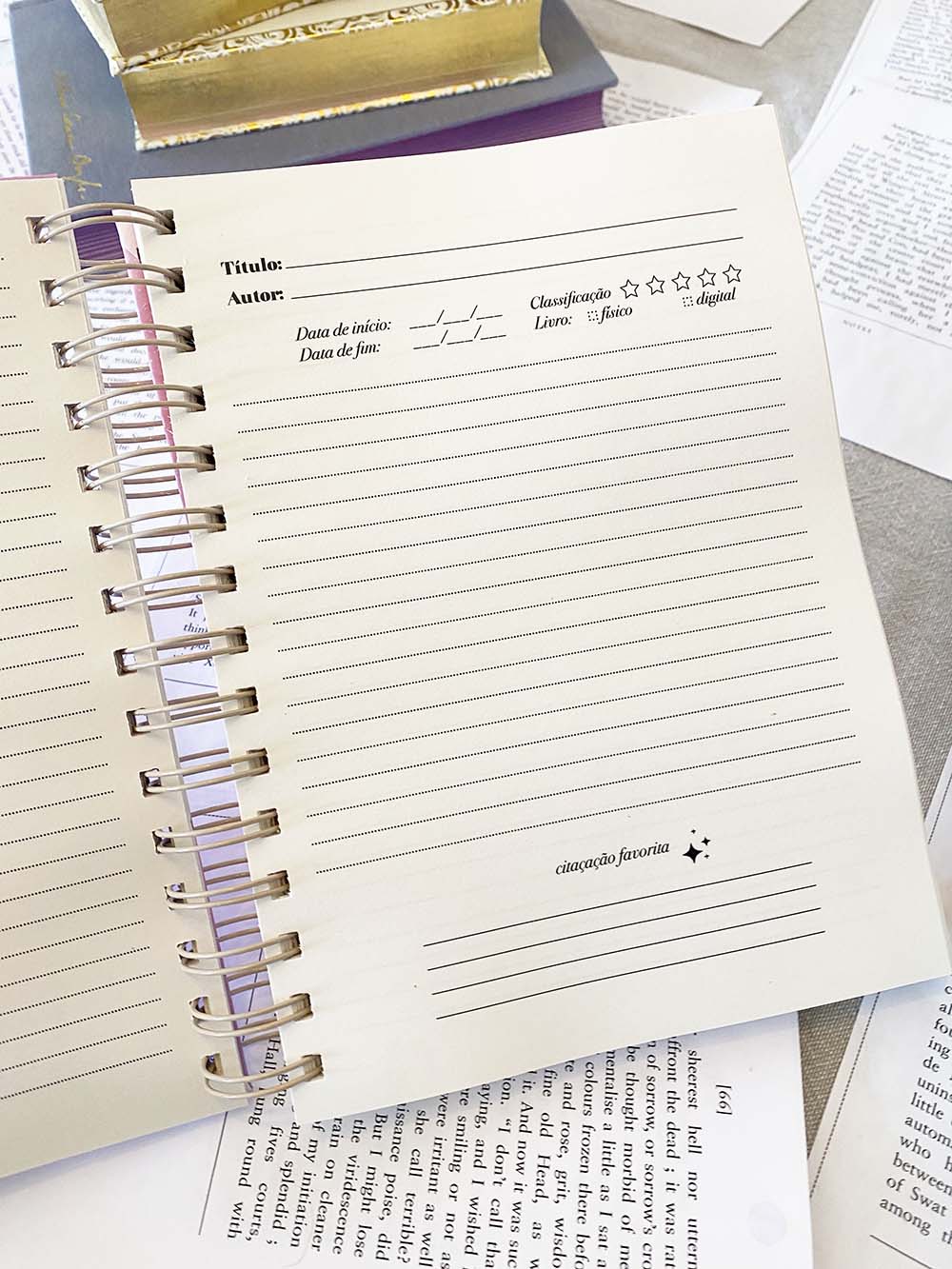 Livro de registo de leitura com argolas e folhas com texto em português