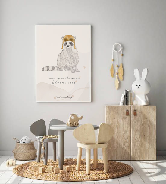 Quarto infantil com móveis de madeira clara, tapete trançado, quadro de guaxinim e lâmpada coelho branca