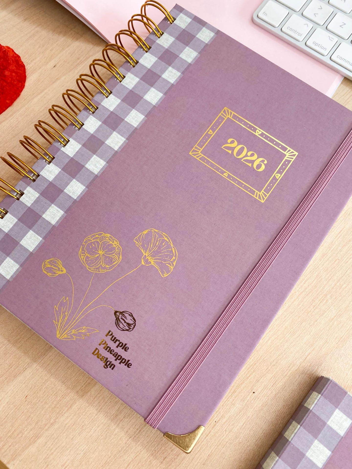 Agenda 2026 roxa com padrão xadrez e flores douradas