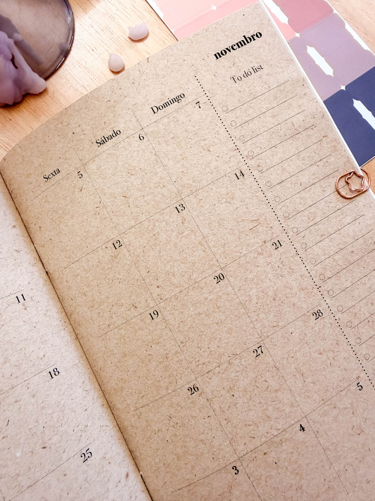 Calendário mensal de papel reciclado castanho com lista de tarefas e clipe metálico
