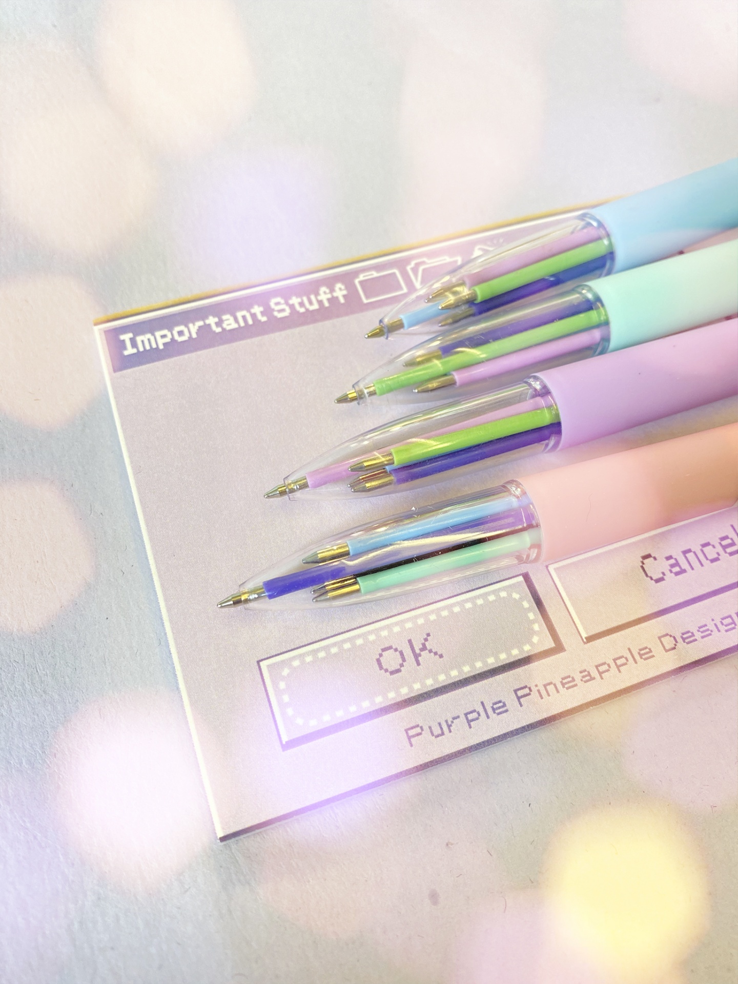 Conjunto de quatro canetas multibastão em tons pastel com cartão branco impresso