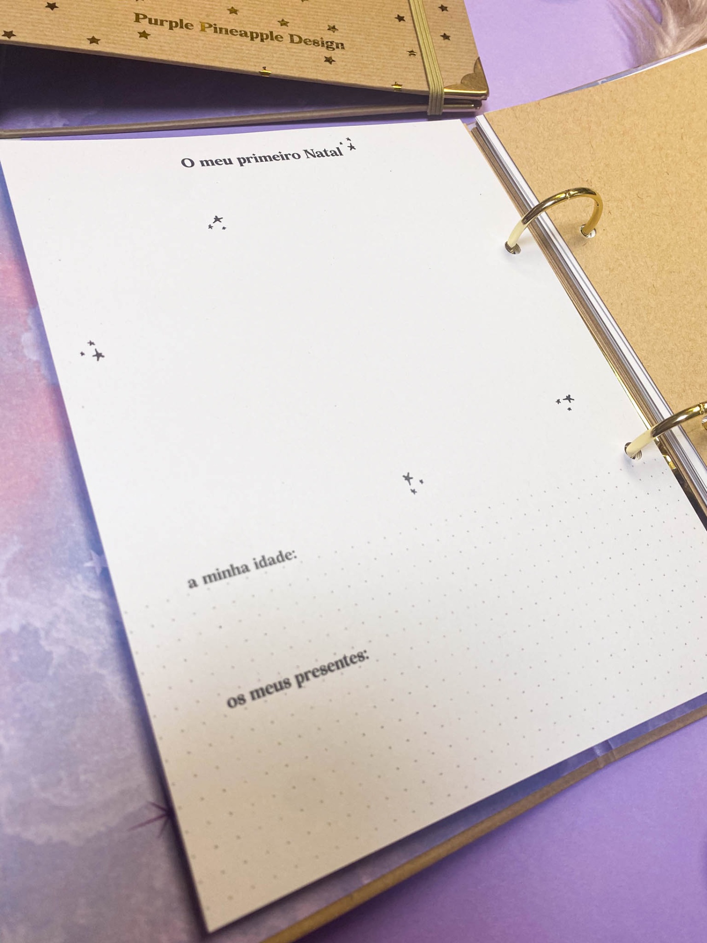 Página de álbum de Natal com texto em português e capa castanha Purple Pineapple Design