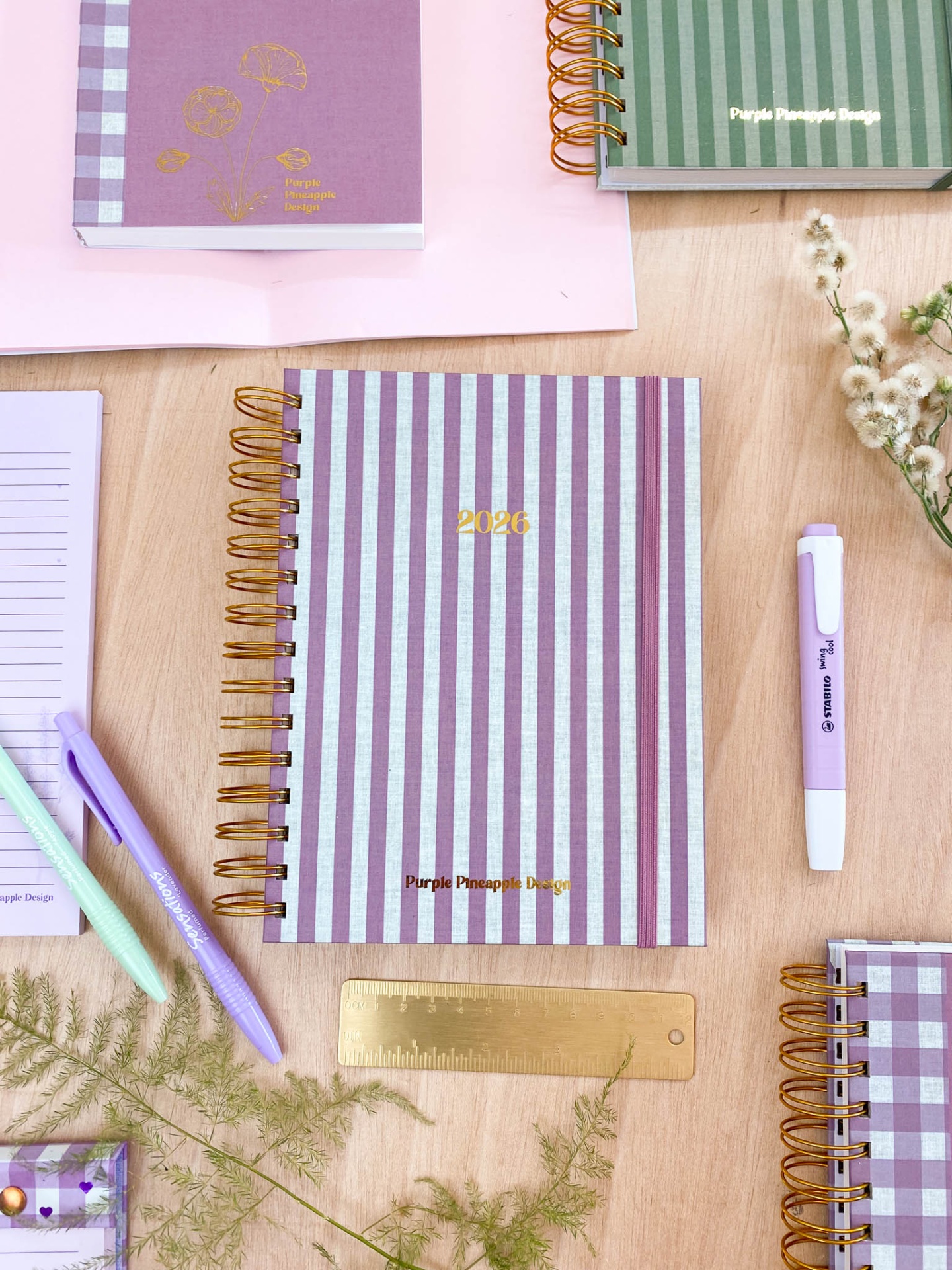 Agenda riscada lilás e branco com espiral dourada e texto dourado 2020 Purple Pineapple Design