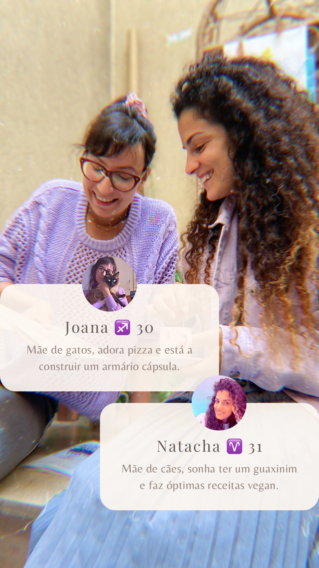 Duas mulheres sentadas numa escadaria, uma com camisola lavanda e óculos, outra com casaco bege e saia azul