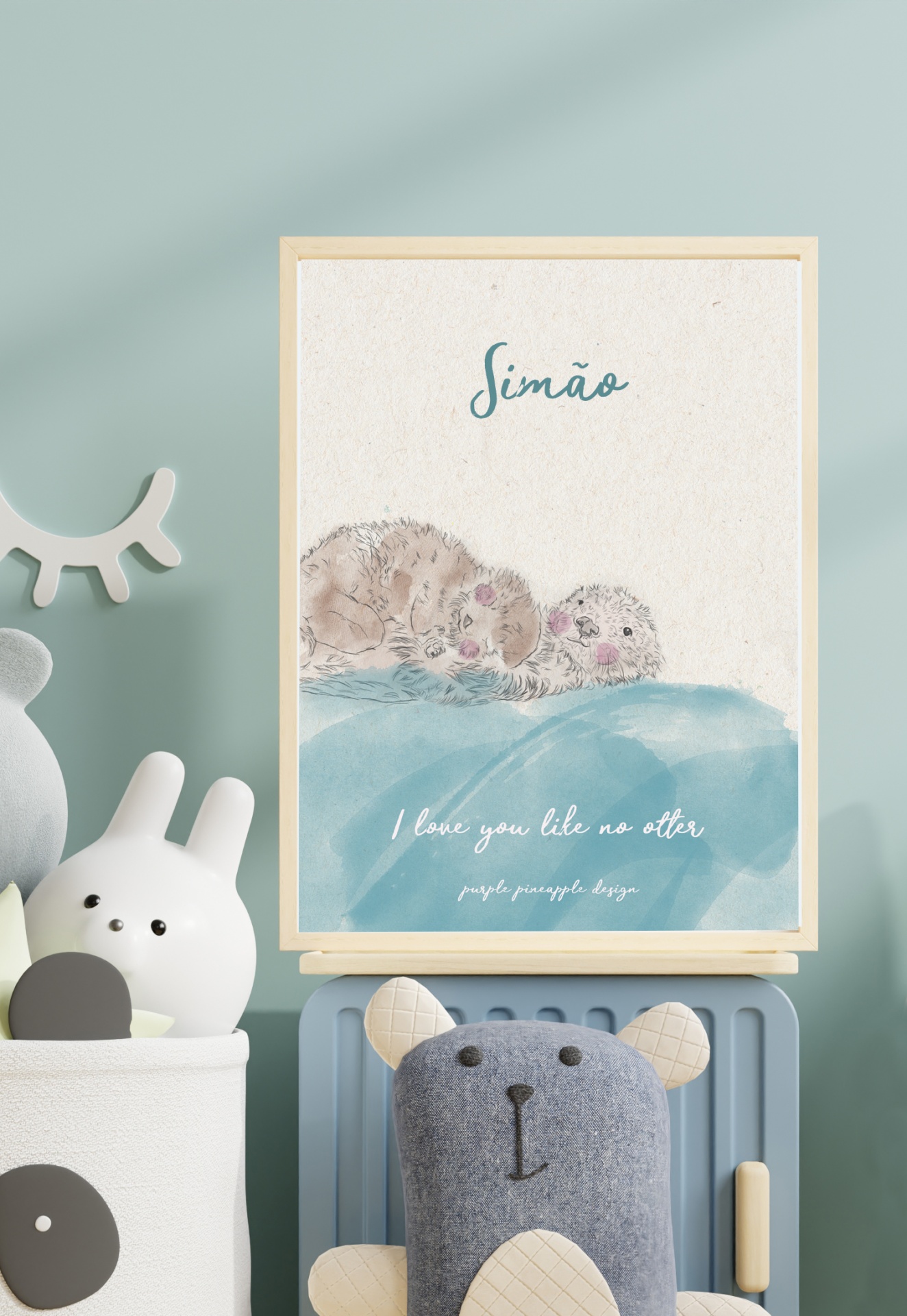 Poster infantil com lontra e texto emoldurado em madeira em ambiente com brinquedos de pelúcia