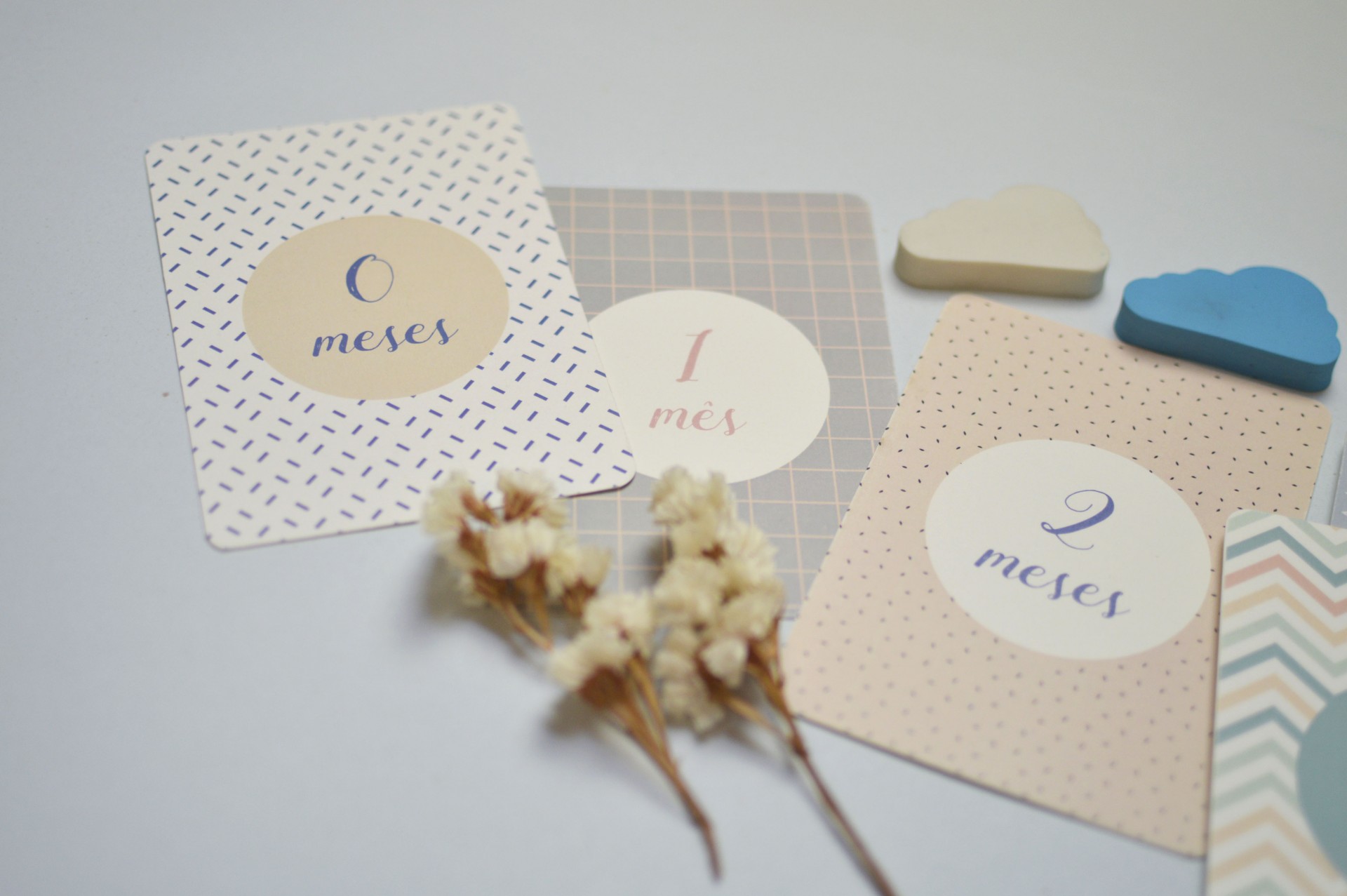 Cartões de marcos para bebés em papel com padrões e ornamentos de nuvens