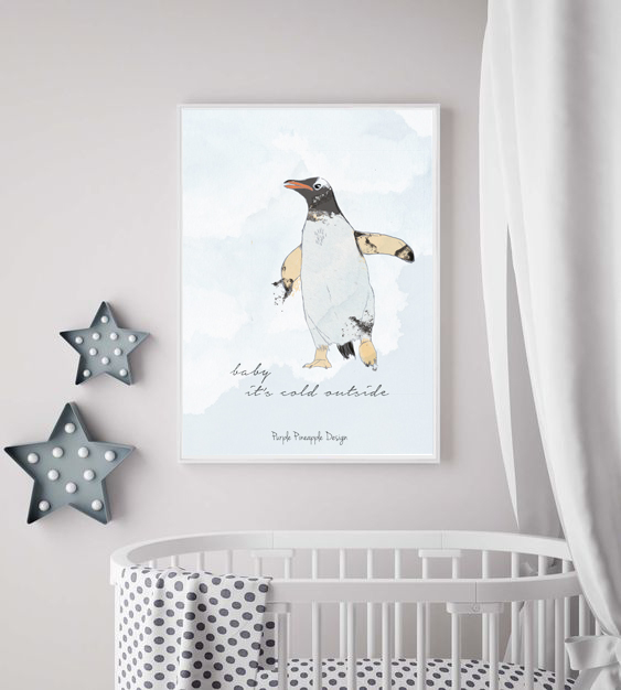 quadro de pinguim com texto na parede ao lado de luzes estrela e berço branco com roupa de cama de bolinhas