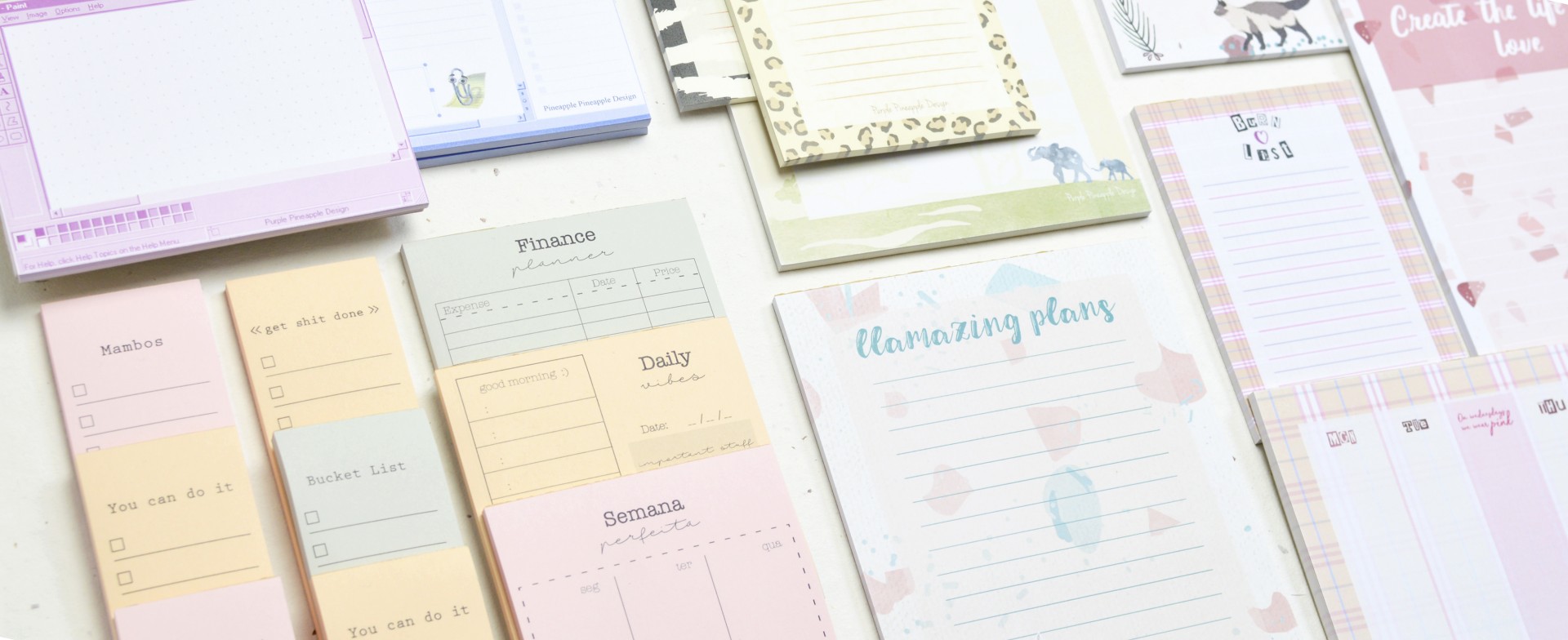 Vários blocos de notas coloridos com diferentes layouts e tons pastel