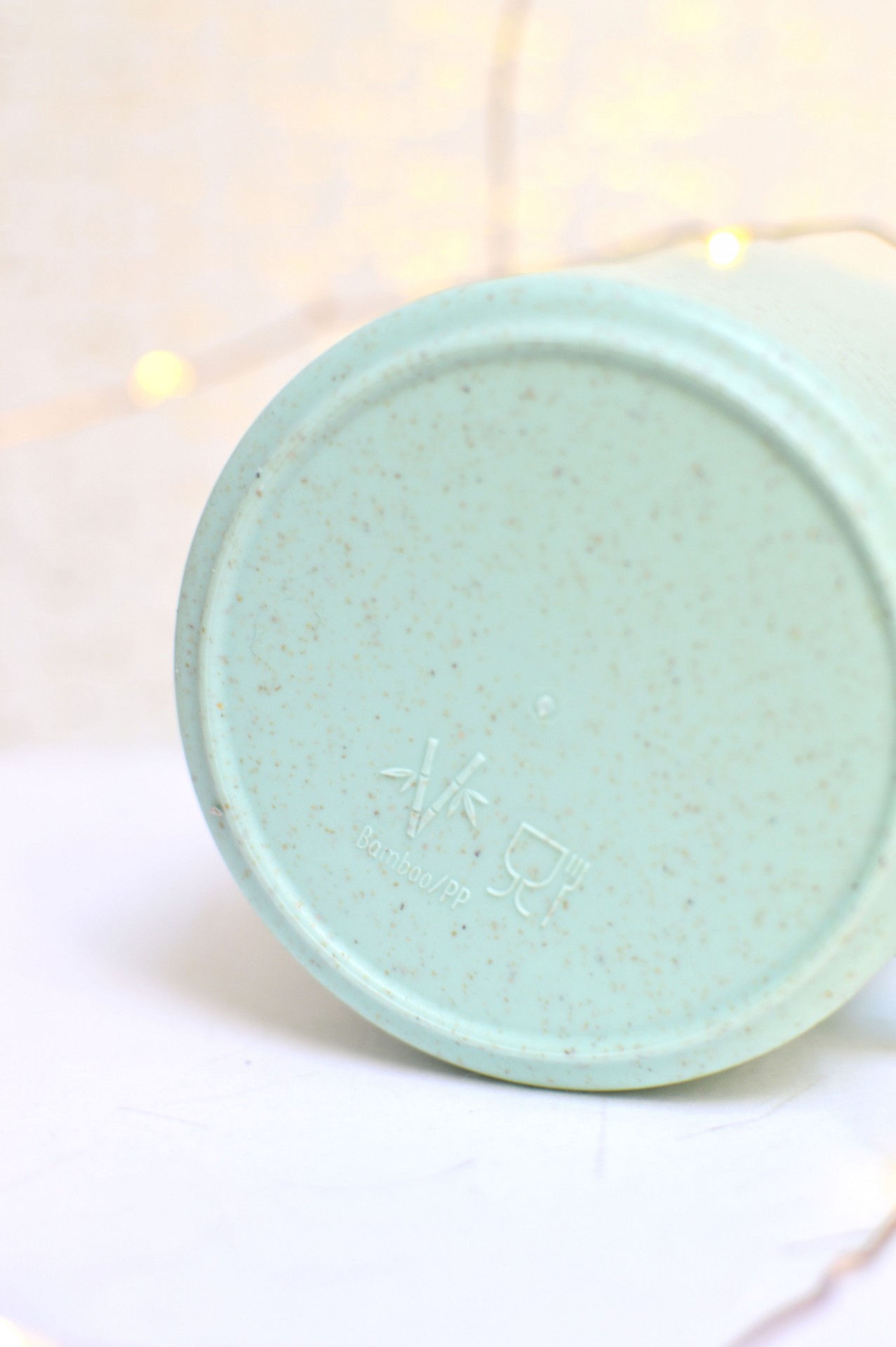 Base de produto verde claro com textura pontilhada e texto gravado