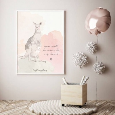 Poster de canguru com texto decorativo, balão rosa e painel branco numa parede clara