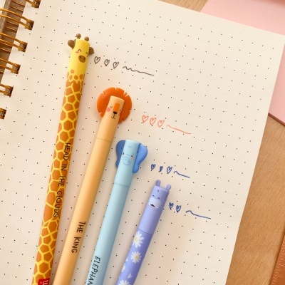 Quatro canetas com design de animais em página pontilhada de caderno espiral