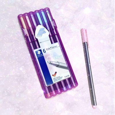 Estojo com 6 canetas coloridas e caneta fora da embalagem