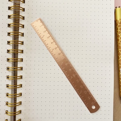 Caderno de argolas com régua metálica cobre e lápis amarelo com padrão de girafa