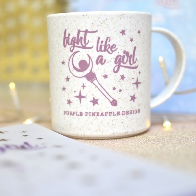 Caneca branca com texto roxo e design de varinha mágica e estrelas