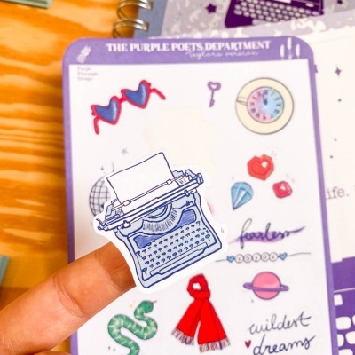 Conjunto de autocolantes com desenhos coloridos e texto em página roxa