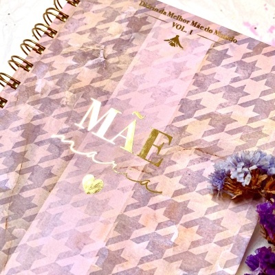 Caderno espiral rosa com padrão pied-de-poule e texto dorado MÃE rainha.