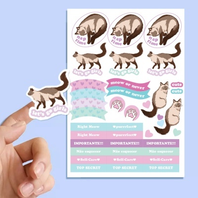 Folha de autocolantes com vários desenhos de gatos, texturas e frases coloridas em letras diferentes