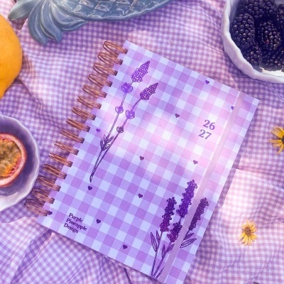 Agenda lilás com padrão xadrez e flores personalizada