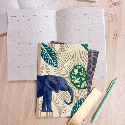 Cadernos, marcadores, clips, régua e caneta sobre mesa clara