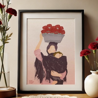 Quadro ilustrativo de pessoa com criança e flores, moldura preta sobre mesa de madeira com vaso e flores vermelhas.