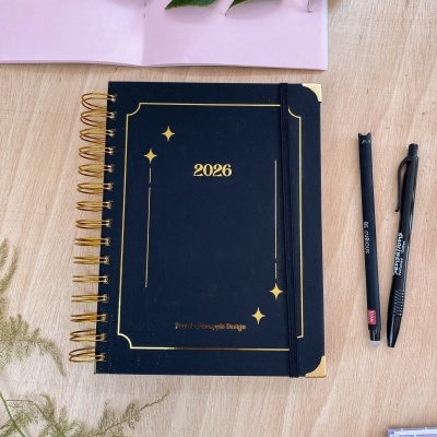agenda espiral preta com detalhes dourados e elástico