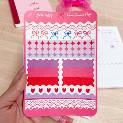 Folha de autocolantes coloridos com varios padrões e textos girie details