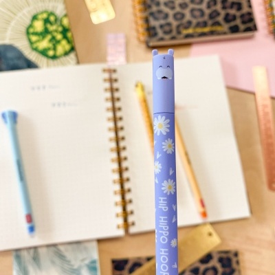 Lápis azul decorado com flores e texto HIP HIPPO HOORAY com tampa em forma de cabeça de hipopótamo