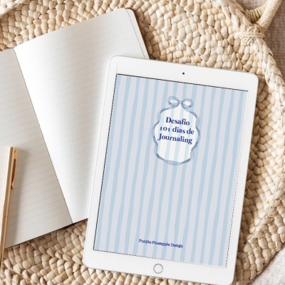 Tablet branco com capa de ecrã de desafio de journaling e caderno com caneta sobre tapete redondo de fibras naturais