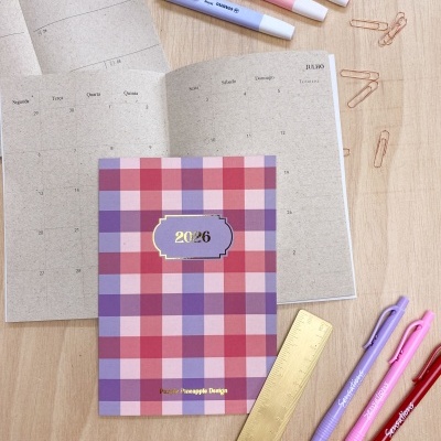 Agenda 2026 xadrez com canetas coloridas, marcadores e régua dourada