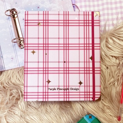 Caderno rosa e vermelho xadrez com elástico e texto Purple Pineapple Design
