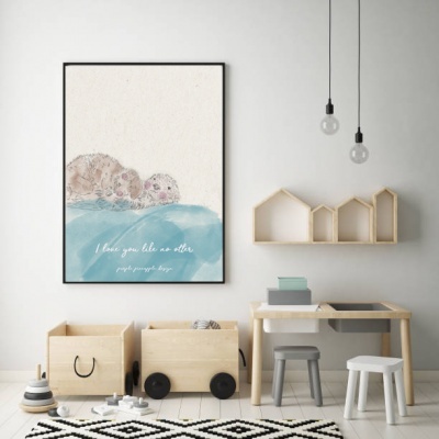 Quarto infantil com decoração em madeira clara, quadro com lontras e texto, e tapete geométrico preto e branco