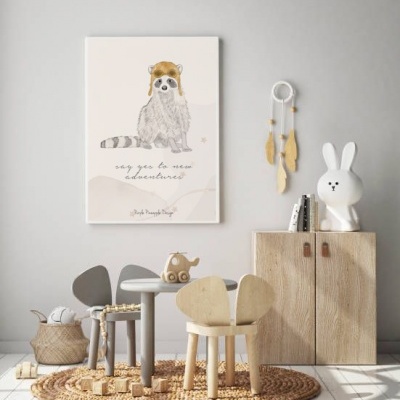 Quarto infantil com móveis de madeira clara, tapete trançado, quadro de guaxinim e lâmpada coelho branca