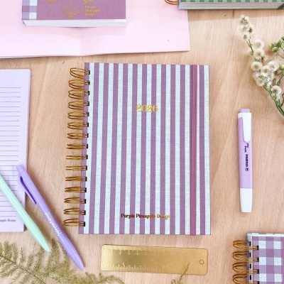 Agenda riscada lilás e branco com espiral dourada e texto dourado 2020 Purple Pineapple Design