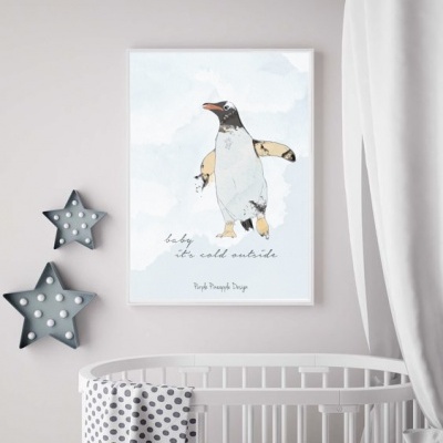 quadro de pinguim com texto na parede ao lado de luzes estrela e berço branco com roupa de cama de bolinhas