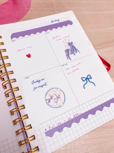 Página decorada de caderno com autocolantes de laços e texto manuscrito.