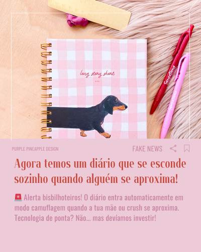 Caderno com capa xadrez rosa e branca e ilustração de cão preto e castanho com texto 'long story short' junto a canetas e régua