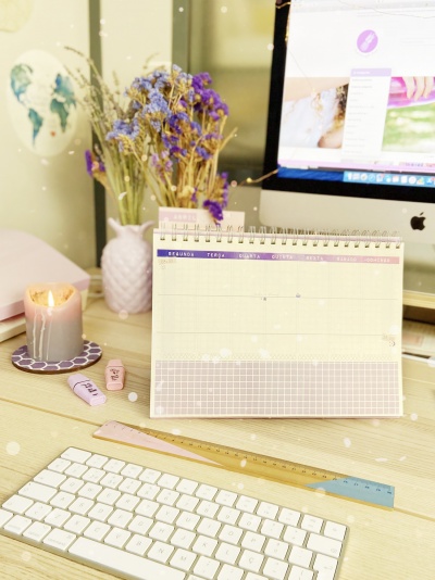 calendário de mesa semanal em secretária com teclado e flores secas