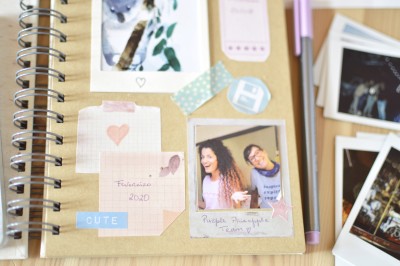 Caderno decorado com fotos Polaroid e etiquetas adesivas pastel