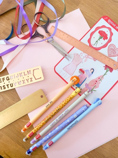 Material de escritório com réguas, tesoura, canetas decoradas, fitas e etiquetas coloridas