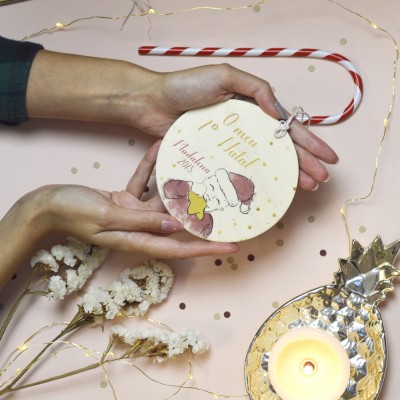 Ornamento natalício redondo com Pai Natal e texto 